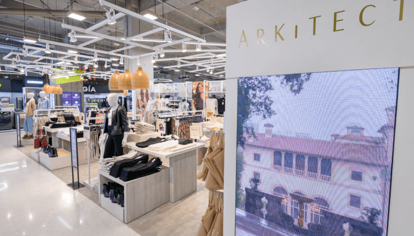 Foto de un centro comercial donde venden ropa