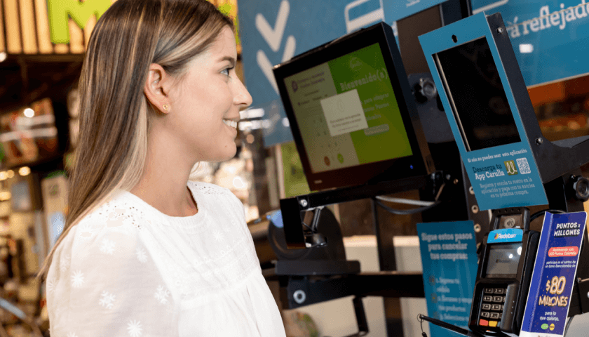 Foto de mujer frente a aparatos de cobro